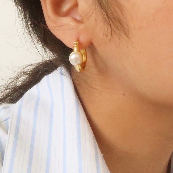 NEW 18K Gold Plated Pearl Hoop Earrings - Picture 3 of 8